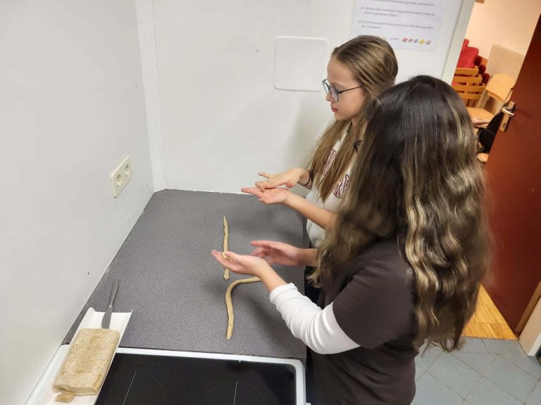 Weihnachtsbäckerei in der Nachmittagsbetreuung