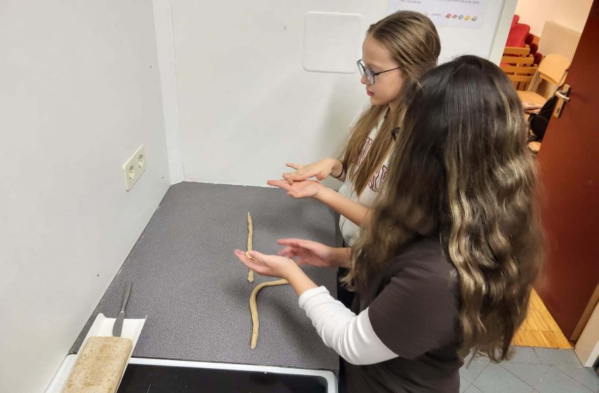 Weihnachtsbäckerei in der Nachmittagsbetreuung