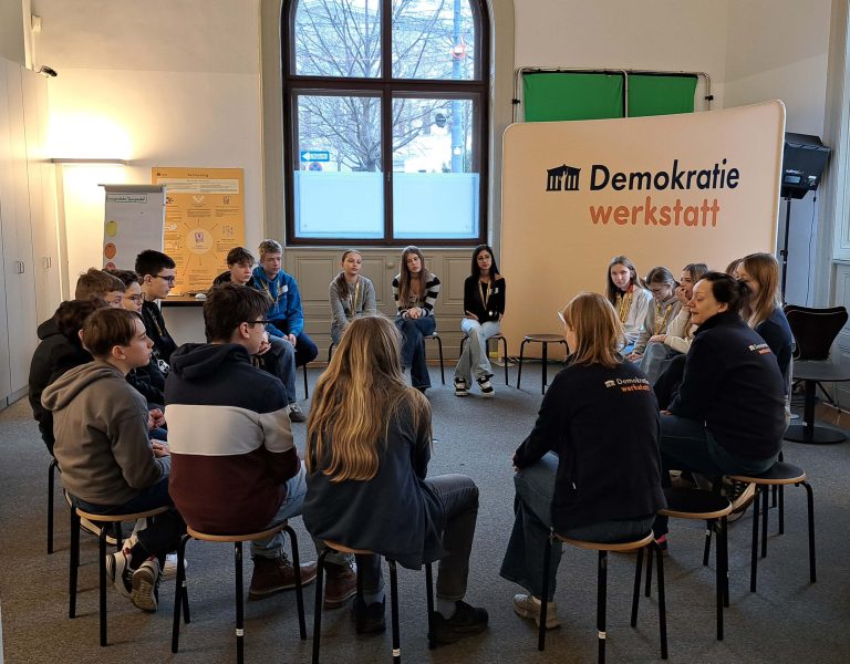 Exkursion 4a ins Parlament zur Demokratiewerkstatt und Hauptuniversität Wien